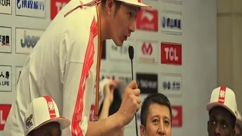 国足杭州激战正酣，6.7万球迷同盼奇迹闪耀