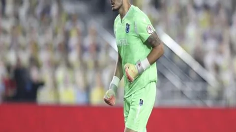 “决战榜尾巅峰，主场首胜在望！客队力图打破交锋僵局，挑战魔咒！”